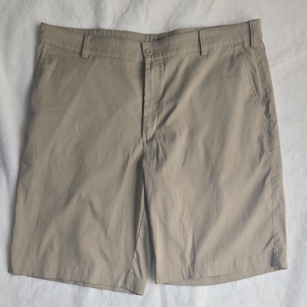 Men's Nike golf size 38  khaki stretchy golf shorts